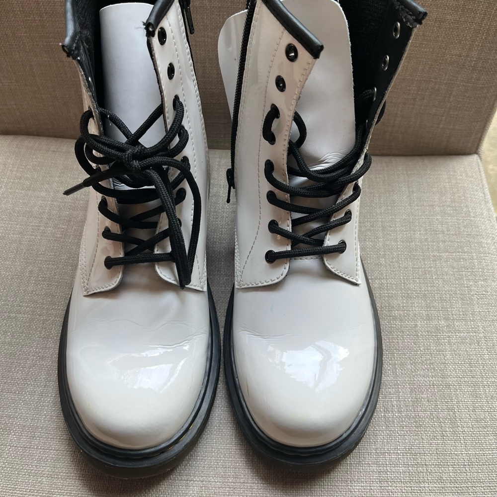 EUC Dr. Martens White Boots Women’s Size 7